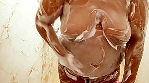 Тётя из Хайдарабада поймана за купанием в парном душе