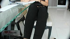 hermanastra hace un gran trabajo con sus pies hasta sacar toda mi leche