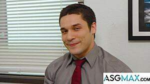 Hookup Gay Rahasia Berkobar di Parodi Kantor