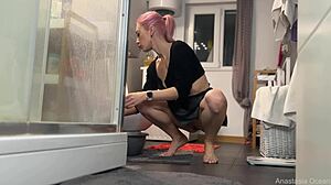 顽皮管家藏肛塞让你偷窥裙底