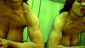 Накачанный сержант Кайли Нэш унижает слабого солдата с легкостью!