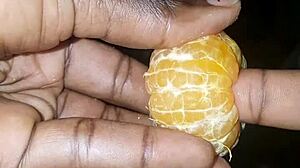 la clémentine aime à défoncer mon doigt