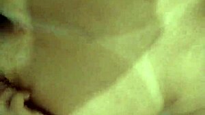 Horká Indka s těsnou kundou roztrhanou v kuchyni