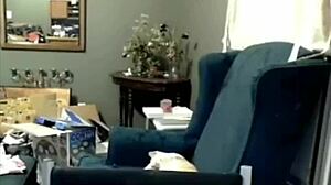 Miss Liz Vicious goncang dildo merah jambu besar di cam! 😈