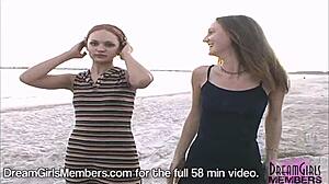 Öffentliches Upskirt-Pussy mit zwei 19-jährigen Freaks, die im Rock flashen