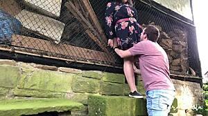 Hey, willst du im verlassenen Scheunenhof outdoor bumsen?