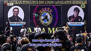 Tarian erotis Indonesia liar oleh penyanyi cantik!