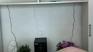 Руска MILF с ръкавици депилира косматия кура на пациент в болница