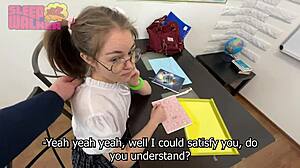 Malá panenka se pere s obřím ptákem v těsném místě