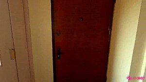 Süße Maklerin Nata Sweet verführt Kunden zu riskantem öffentlichem Cum-in-Mouth-Abenteuer