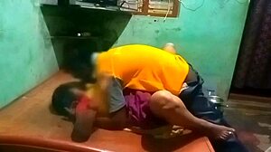 Widziałeś kiedyś, jak wiejska nauczycielka pieprzy uczennicę na pieska? Gorąca akcja w publicznej łazience czeka!