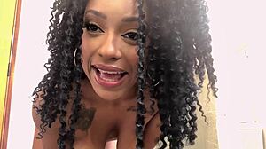 Nossa, não acredito que tô mostrando os bastidores antes de ser fodida por 5 caras enormes no meu buraquinho apertado