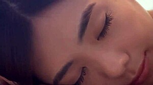 damn, this japanese bikini girl is super cute!