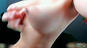 Eksotična amaterka udari in stisne svoje naravne velike joške