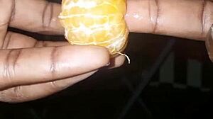 la clémentine aime à défoncer mon doigt