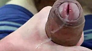 Confira esse twink brasileiro gostoso batendo punheta e gozando forte!