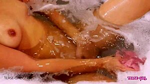 Секси тийн брюнетка разкрива зашеметяващо тяло във вана