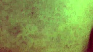 a loira despede-se de 2023 sentando gostoso e rompendo o anus novo com prazer.