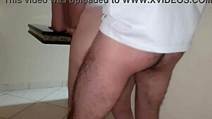 Ehi, vuoi vedere sesso amatoriale vero con mia moglie rasata? La sua figa è così stretta, amico!