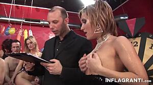 Geil swinger får sin røv spanket hårdt på vild fest