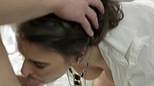 Barnás glamour hentai hármasban szopással és arcra végződik.