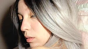 Nackt mit Stiefmutter schlafen für Wärme in schneeigen Winternächten