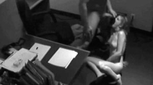 Vaalea amatööri tekee suihinottoa piilokameralla tallennettuna