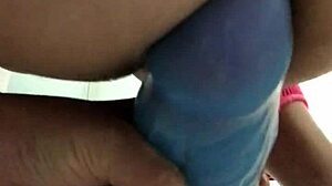 a loira despede-se de 2023 sentando gostoso e rompendo o anus novo com prazer.