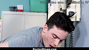 Twink pacient dobi odstranjen predmet iz riti od medicinske sestre z ogromnim kurcem