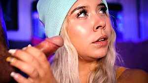 Egyetemista csaj, szopd azt a farkat online pénzért!