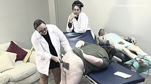 Dominatrix gospodarica April dominira urologičnega pacienta