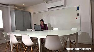 Ik moest die geile secretaresse vandaag bevredigen