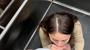 Rubia puta follada en ascensor público con extraño mirando