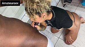 Ik was zo stout om van mijn ouders te verstoppen en de grote zwarte lul in de badkamer te neuken