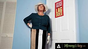 A konzervatív keresztény vörös hajú mostohaanyád kéjsóvár lesz látva a farkadat. Nézd, ahogy lovagol POV-ban!