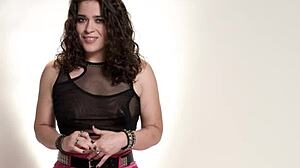 Уау! Гледай перверзната мадама Виктория Вокс оргазмира сама в близък план пълна сцена!