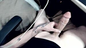 Amateur Masturbates to Intense Big Cumshot