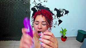 Onun Sikini Emmek ve Salya Dildosuyla Karşılaştırmak