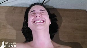 Novinha skriger mens hun tager stor pik i lyserød fisse