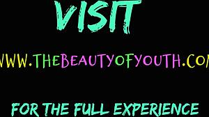 Geile Lesbe verführt ihre junge Freundin zu verspieltem Fingern mit zierlicher Babe