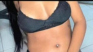 Peruvian teen slut sucking pussy on the street 😏