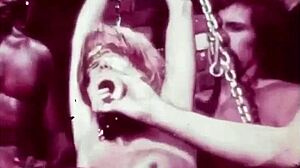 Винтажная темная сцена в Лондоне с веревочным бондажом из эпохи свингующих шестидесятых.