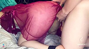 Kaunis tyttö punaisessa mekossa kumartui ja naidettiin raakana koiras-asennossa