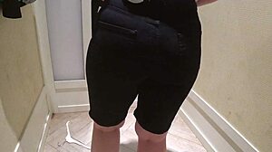 cam tersembunyi tangkap milf chubby mature coba celana pendek di ruang ganti