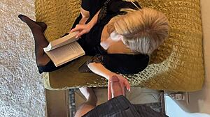 Assista esposa loira pequena quente em lingerie e meias pretas provocando pau grande com punheta para pré-gozo!