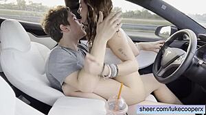 Wow ! Amatrice de 18 ans baise fort lors rencard Tinder en voiture !