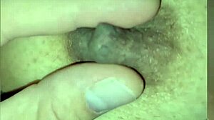 madrastra milf embarazada e hijastro comparten la cama