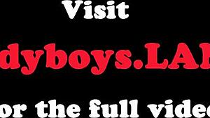 このレディボーイの開いたアナルを広げながらシコるのに夢中