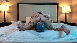 Hot tatted petite teen licks pussy beautifully, diving in deep?