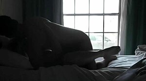 Uhvaćeni u žestokom seksu s vratima i prozorima širom otvorenim